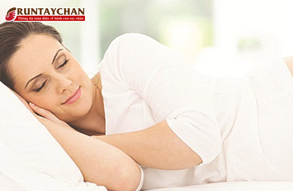 Kê cao đầu khi ngủ để phòng tránh hạ huyết áp khi thức dậy